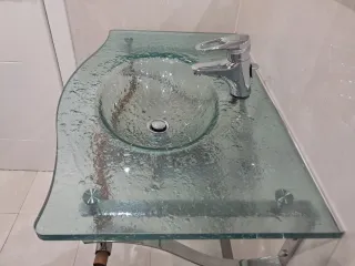 Mueble de baño de cristal con toallero