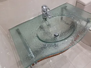 Mueble de baño de cristal con toallero