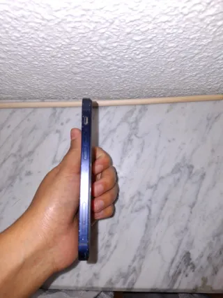 iPhone 12 mini con batteria all'80%