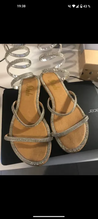 Sandalias plateadas con pedrería