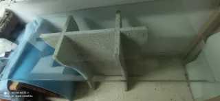 Mesa de cristal y piedra