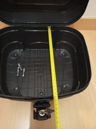 Baúl Topcase negro, rígido, para un casco.