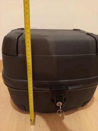 Baúl Topcase negro, rígido, para un casco.