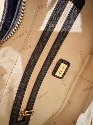 Bolso Guess Gris y Dorado