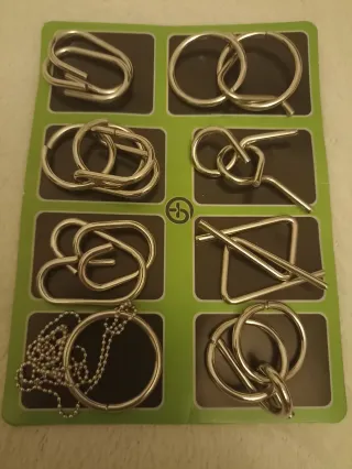 Juego de 8 Puzzles Metálicos.