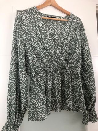 Blusa manga larga escote V estampado