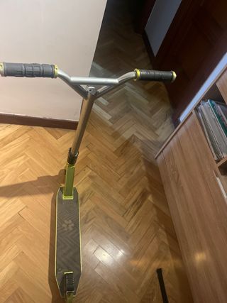 Patinete freestyle plateado y verde