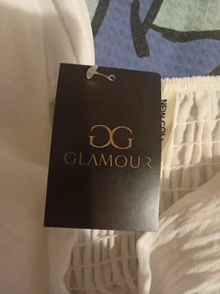 Camiseta blanca sin tirantes con detalles dorados