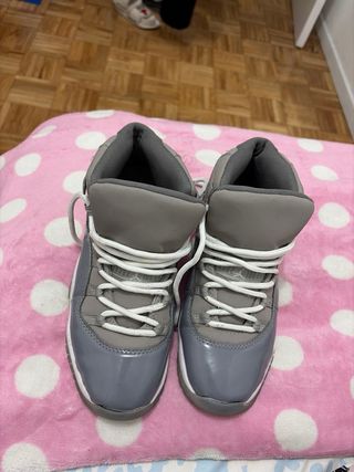 Zapatillas grises y blancas