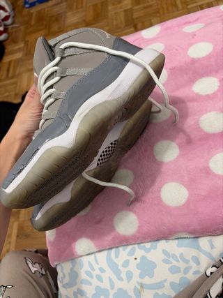 Zapatillas grises y blancas