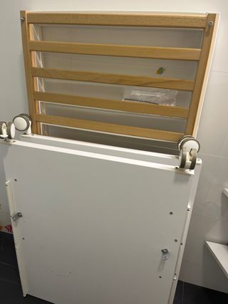 Cuna de bebé de madera y blanca