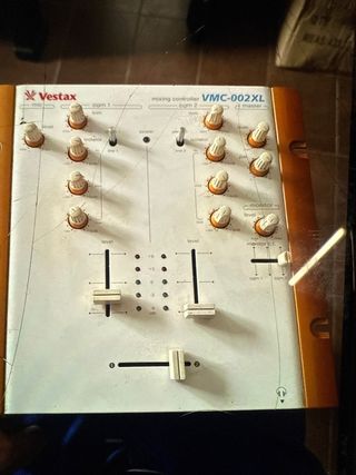 Mesa de mezclas Vestax VMC-002XL
