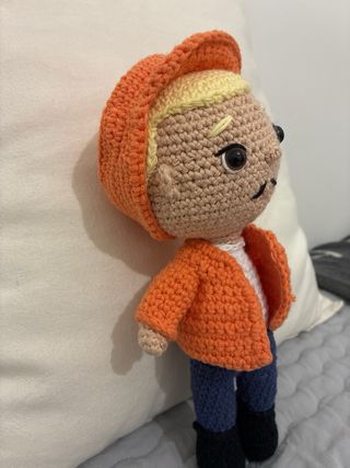 Muñeco amigurumi hecho a mano , gorra y chaqueta