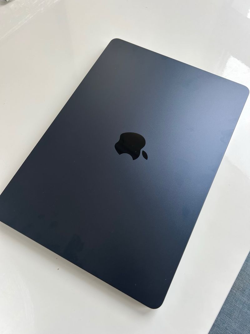 MacBook Air 13” M4 FUNCIONA | pantalla con humedad
