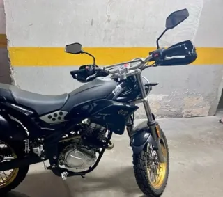 Rieju Tango 125 Scrambler Negra y Dorada