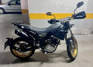 Rieju Tango 125 Scrambler Negra y Dorada