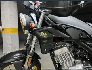 Rieju Tango 125 Scrambler Negra y Dorada