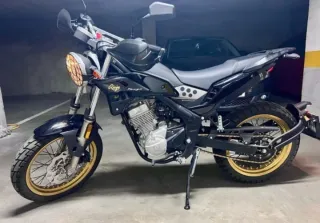 Rieju Tango 125 Scrambler Negra y Dorada