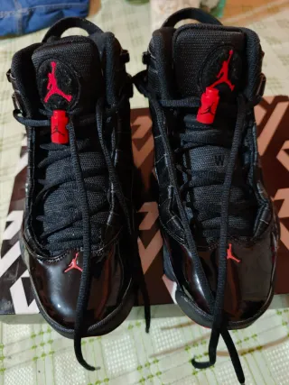 Zapatillas Jordan Negras y Rojas Nuevas