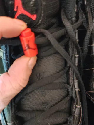 Zapatillas Jordan Negras y Rojas Nuevas