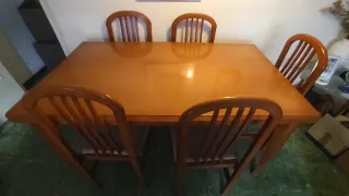 Mesa de comedor y 4 sillas de madera