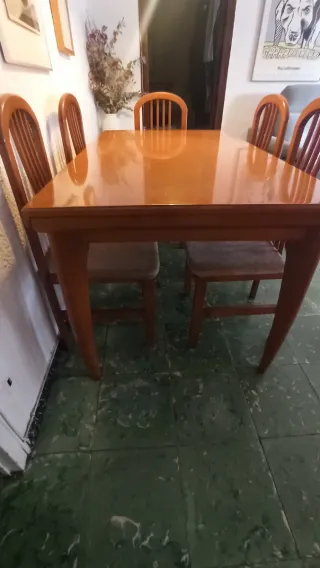 Mesa de comedor y 4 sillas de madera
