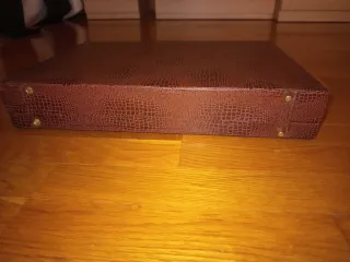 Maletín Marrón con Combinación Dorada