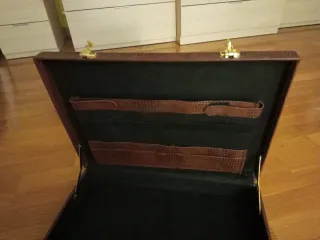 Maletín Marrón con Combinación Dorada