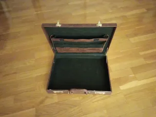 Maletín Marrón con Combinación Dorada