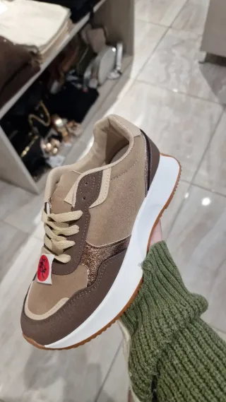 Zapatillas deportivas beige y marrón
