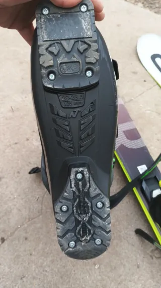 Esquís de nieve con fijaciones