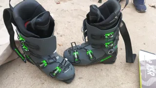 Esquís de nieve con fijaciones