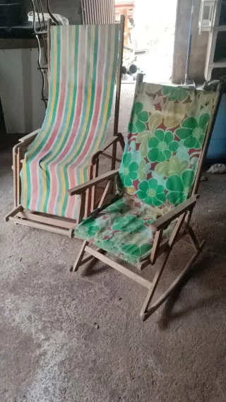 Vecchie poltrone a dondolo in tessuto e legno