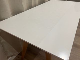 Mesa escritorio blanca patas madera.