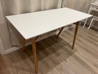Mesa escritorio blanca patas madera.
