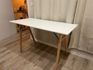 Mesa escritorio blanca patas madera.