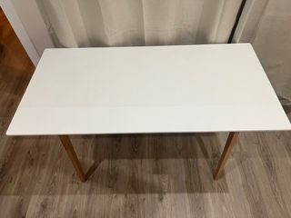 Mesa escritorio blanca patas madera.