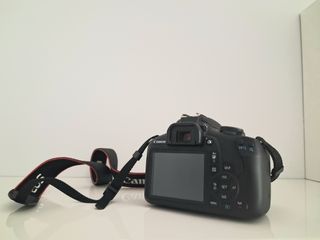 Cámara Canon EOS 2000D negra