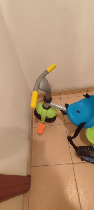 Triciclo infantil con empujador y cinturón