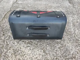 Baúl repujado Riders Piel