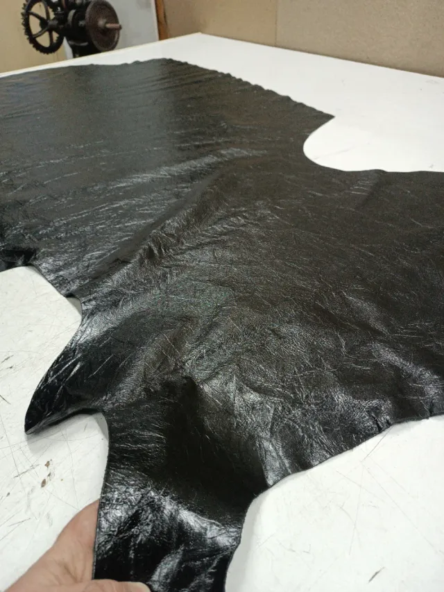 Piel charol negro efecto arrugado