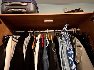 Armario de madera con cajones