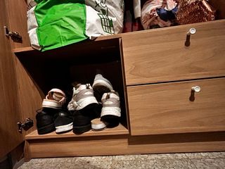 Armario de madera con cajones