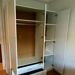 Armario blanco con cajones y baldas