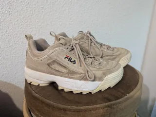 Deportivas Fila Beige y Blancas