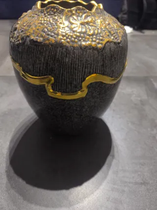 Jarrón Cerámica Negro y Dorado