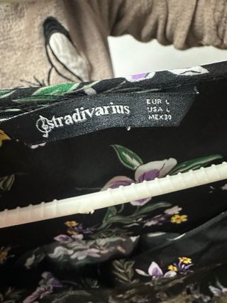 Camisa/Blusa estampada flores moradas y negras