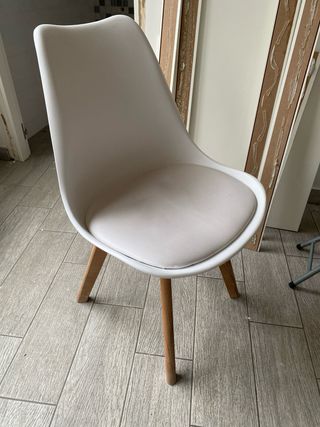 Silla blanca moderna