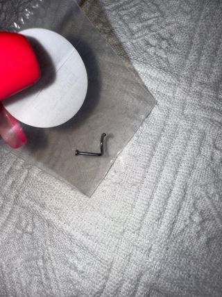 Piercing a uncino in titanio con brillantino