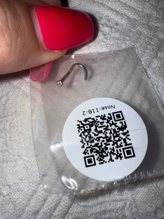 Piercing a uncino in titanio con brillantino